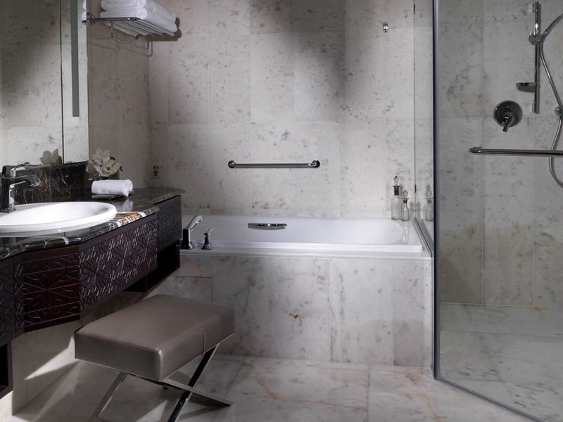 Bab Al Qasr Hotel  203946