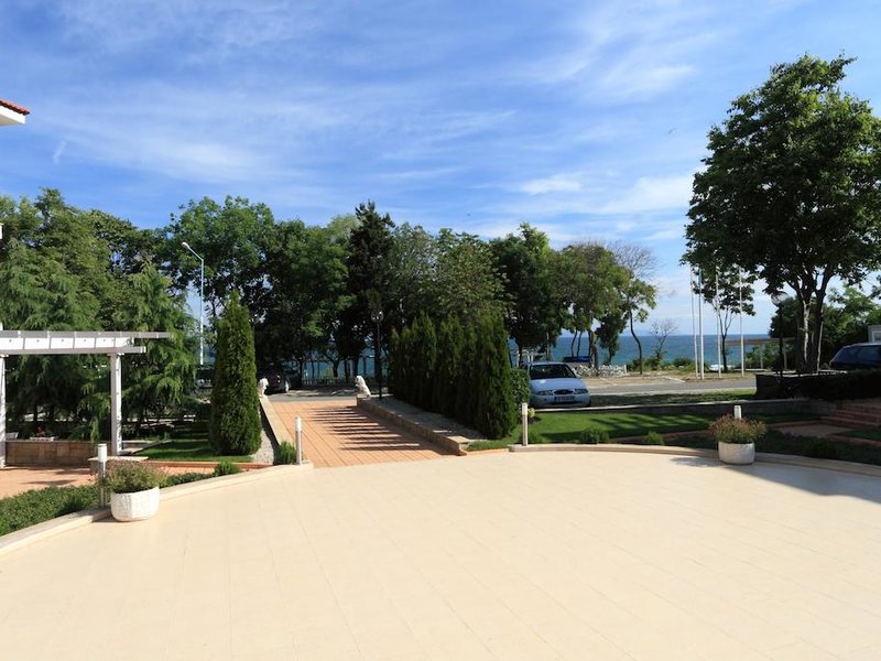 Bay Apartments  164020