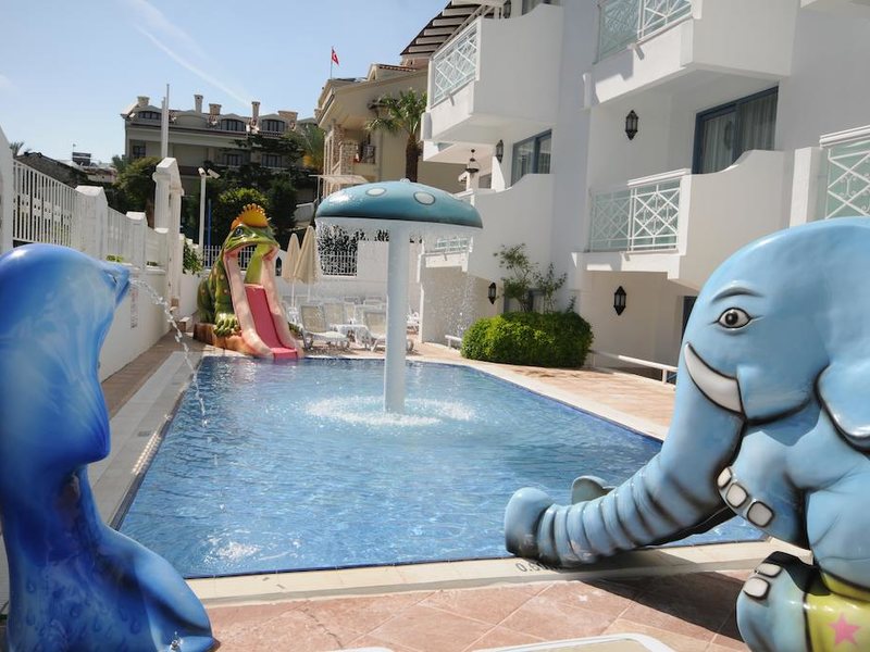 Blue Palace Apartments  194778