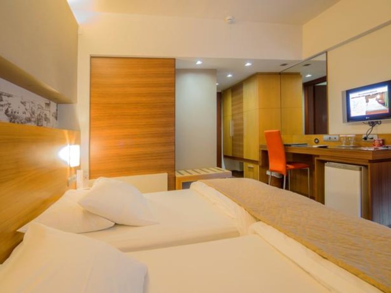 Capsis Astoria Hotel 77946