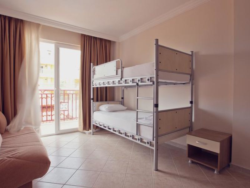 Catty Cats Garden Hotel 281428