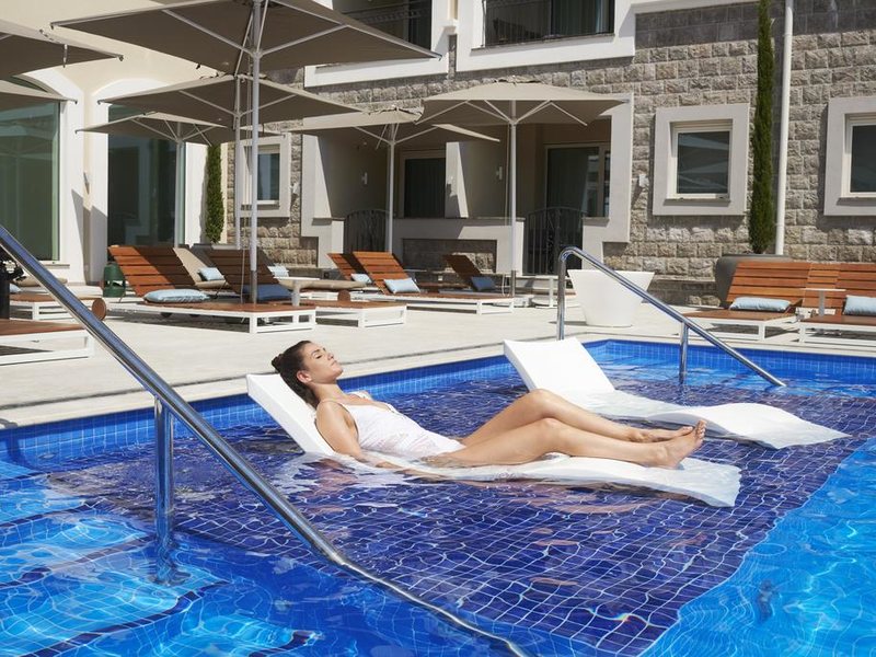 Chedi Lustica Bay Hotel  307893