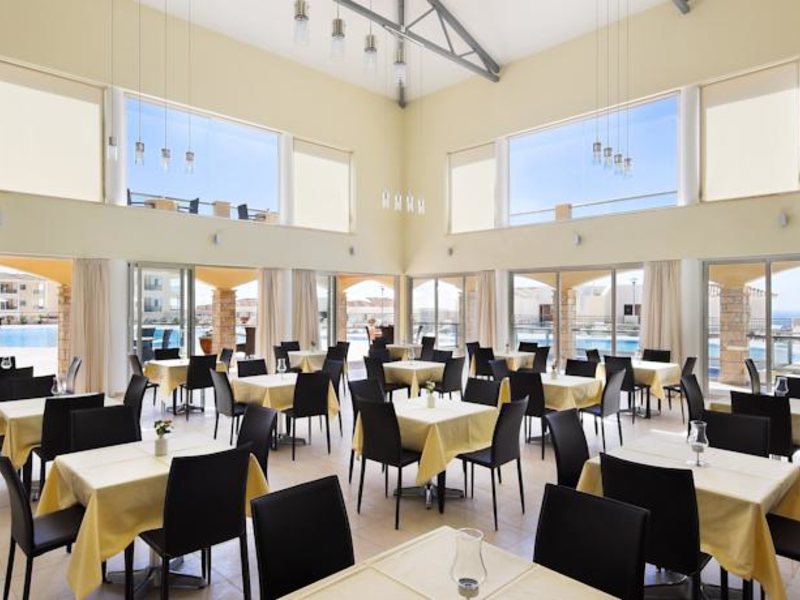 Club St George Apts 81354