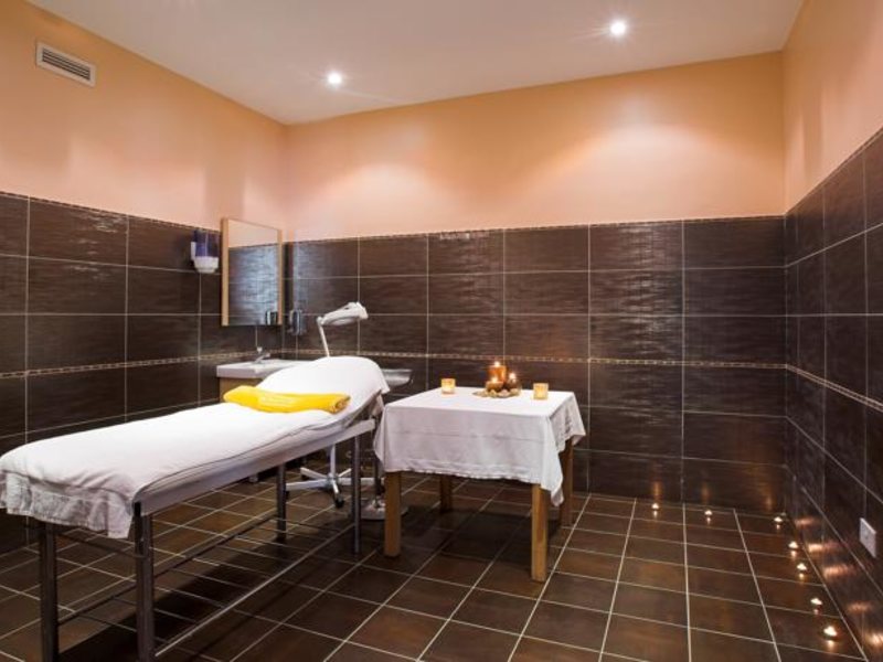 Club St George Apts 81377