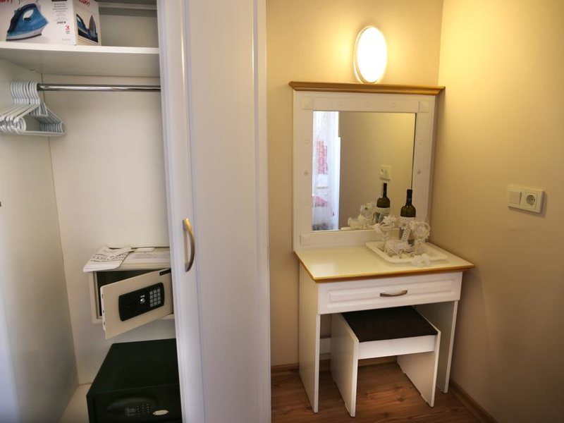 Comet Deluxe Hotel 194997