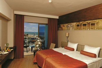 Commodore Elite Suites & Sра