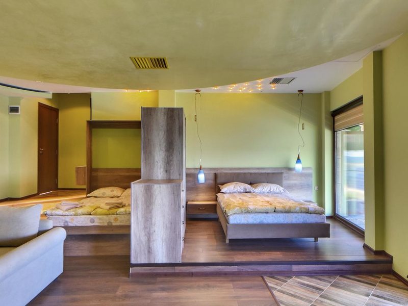 Continental Hotel Kiten  319004