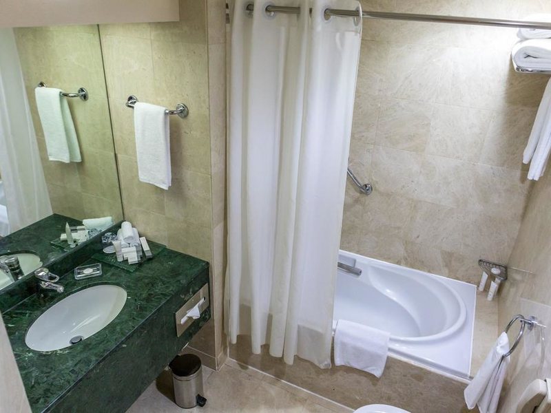 Crowne Plaza Abu Dhabi 297981