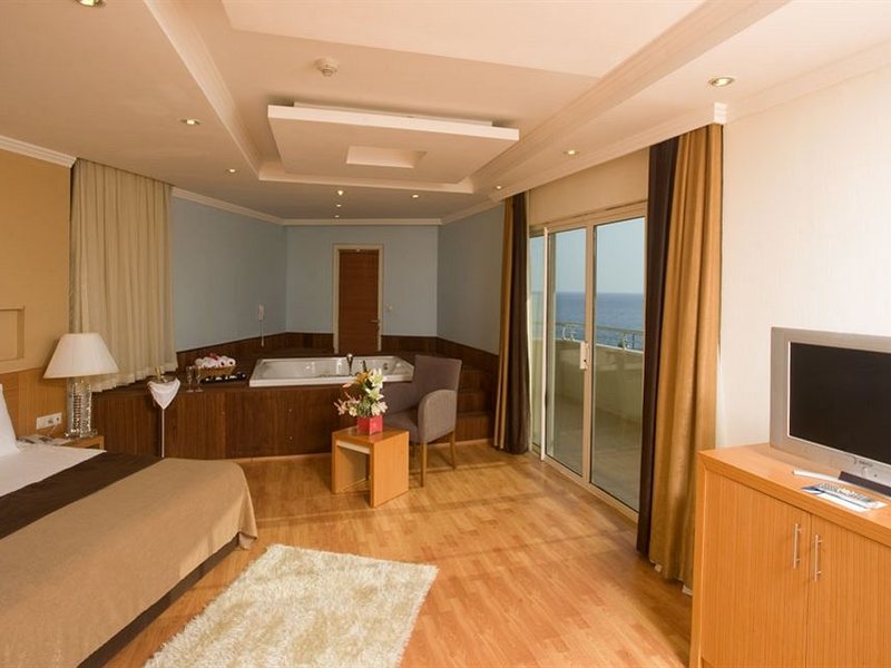 Crystal Admiral Resort Suites & Spa 159542