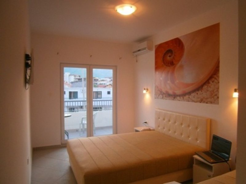 D&B Apartments  86772