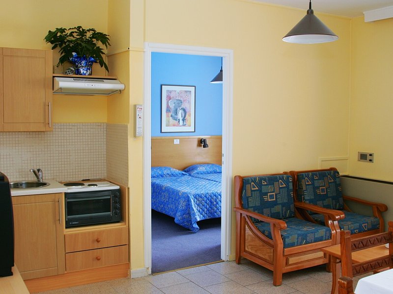 Daphne Hotel Apts 100462