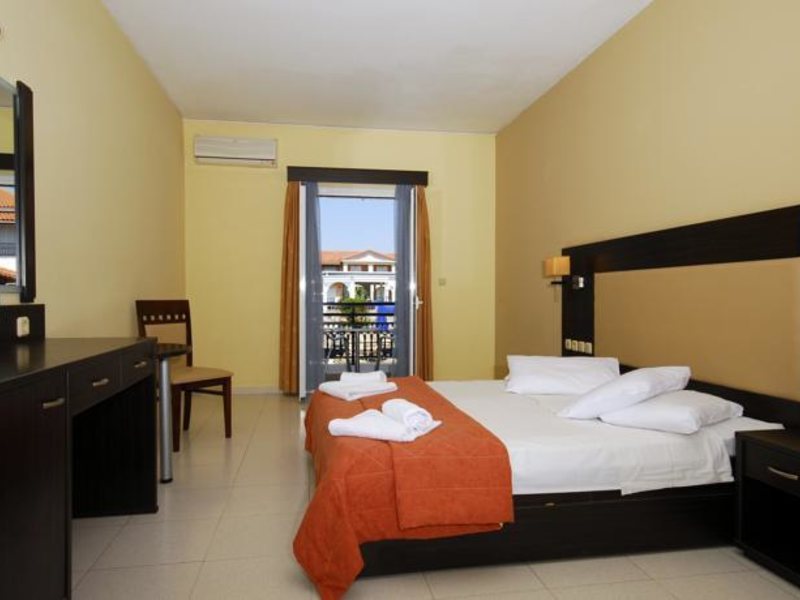 Dennys Inn Hotel 305815