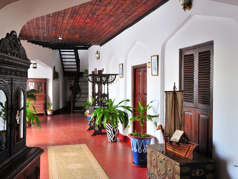 Dhow Palace Hotel 199202