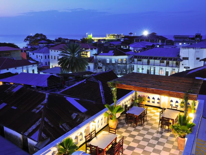 Dhow Palace Hotel 199210