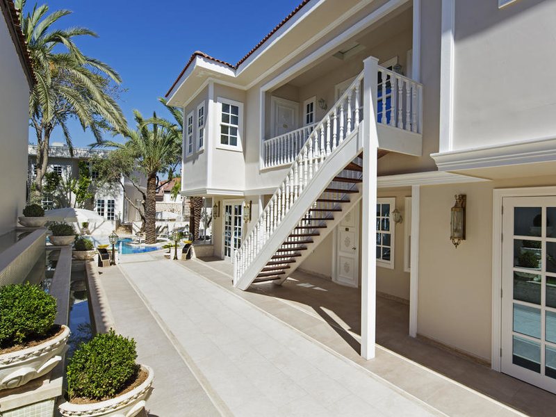 Elegance East Hotel 278854