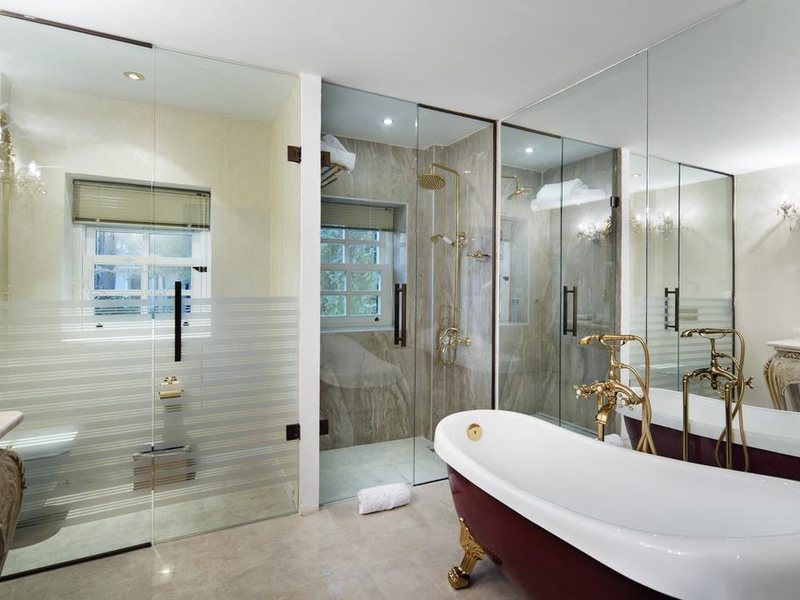 Elegance East Hotel 278859