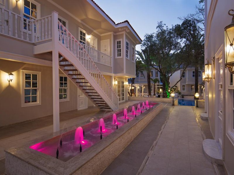 Elegance East Hotel 278862