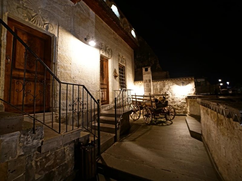 Explorer Cave Hotel 304203