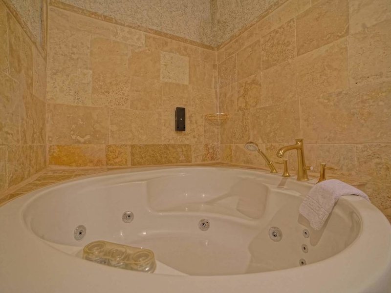 Explorer Cave Hotel 304205