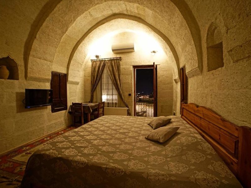 Explorer Cave Hotel 304209