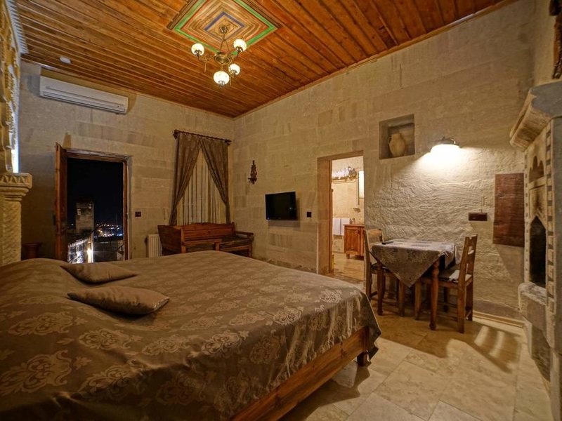 Explorer Cave Hotel 304210