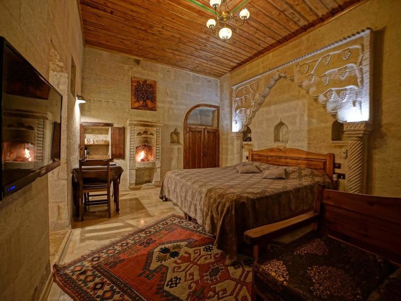 Explorer Cave Hotel 304211