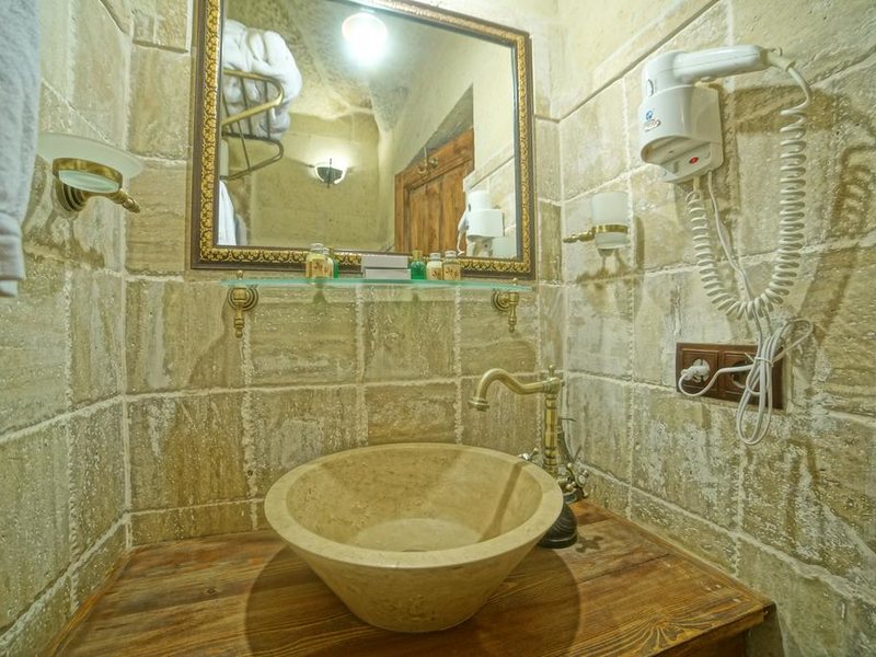 Explorer Cave Hotel 304212