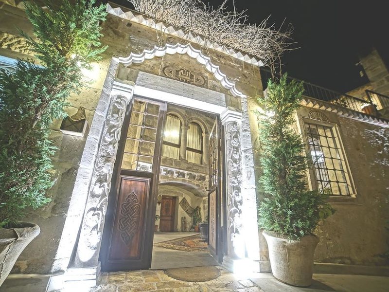 Explorer Cave Hotel 304214