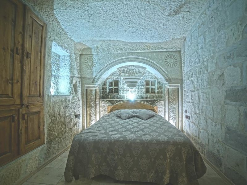 Explorer Cave Hotel 304215