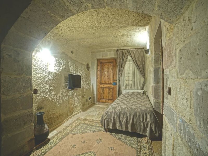 Explorer Cave Hotel 304217