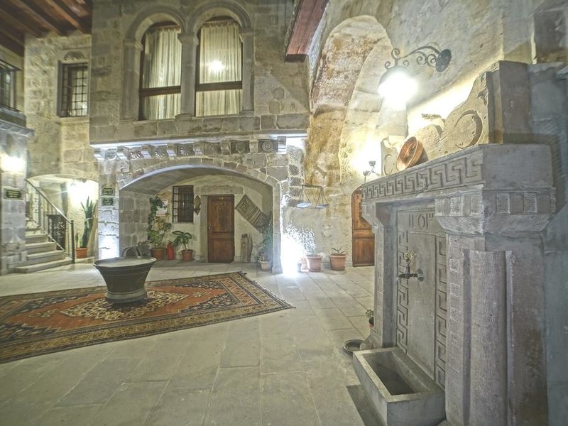 Explorer Cave Hotel 304218