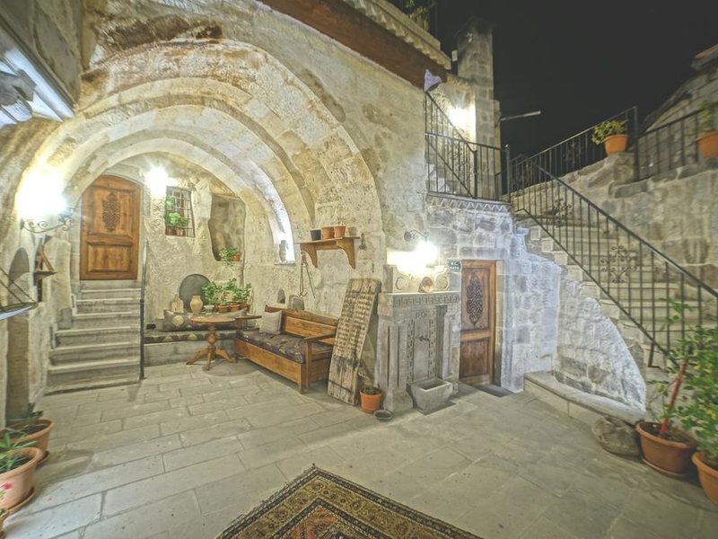 Explorer Cave Hotel 304219