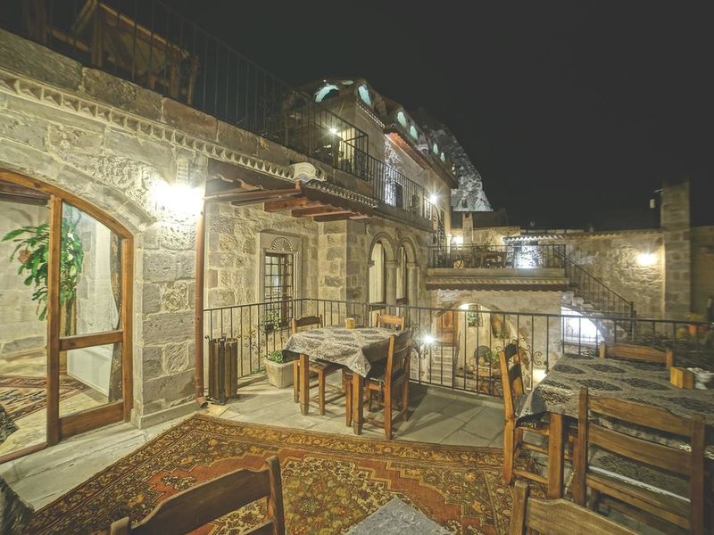 Explorer Cave Hotel 304220