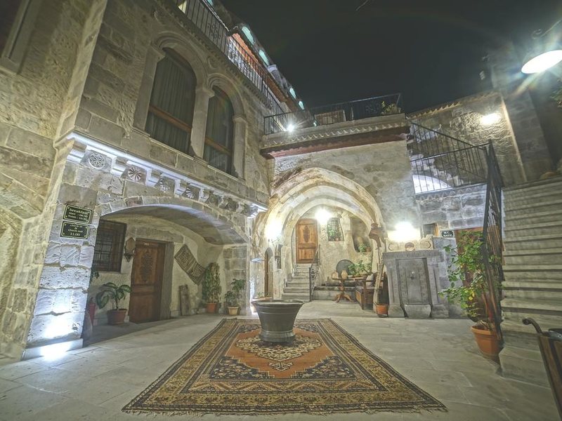 Explorer Cave Hotel 304221