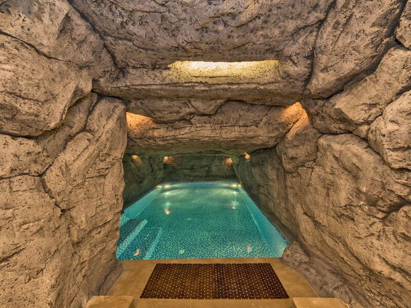 Glorious Hotel (ех 279863