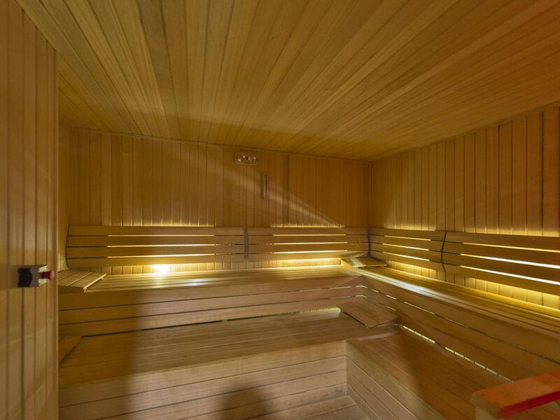 Glorious Hotel (ех 279881