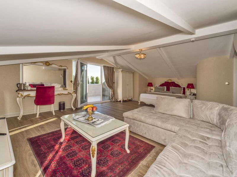 Glorious Hotel (ех 279884
