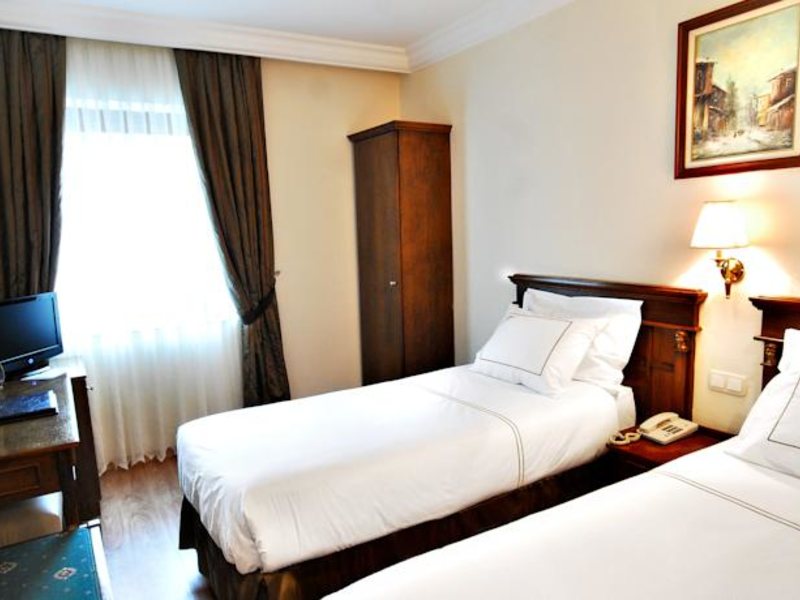 Golden Crown Hotel 75244