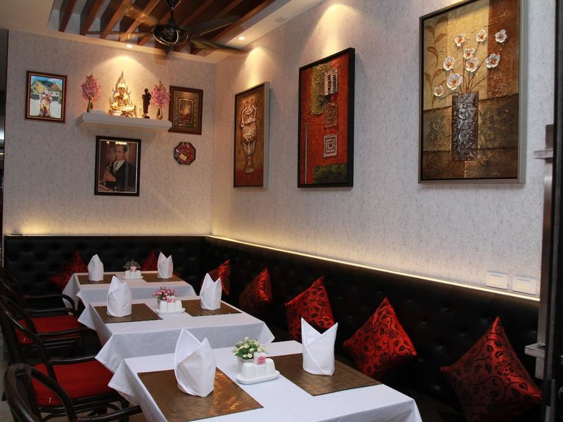 Hemingway s Silk Hotel 200396