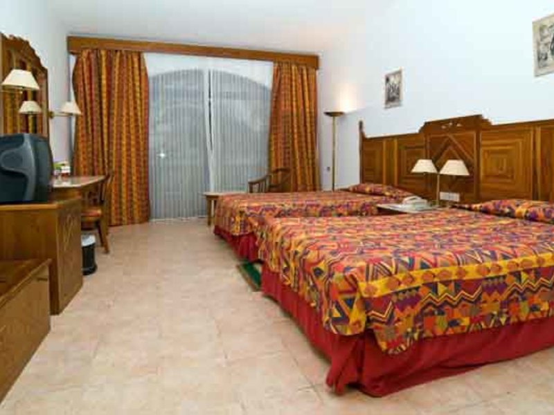 Holiday Inn Amphoras 27555