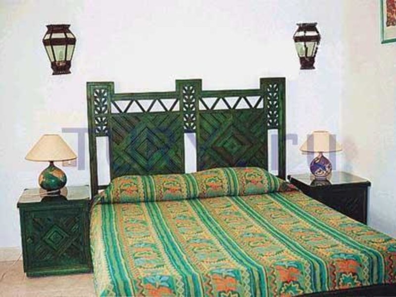 Holiday Inn Amphoras 27560