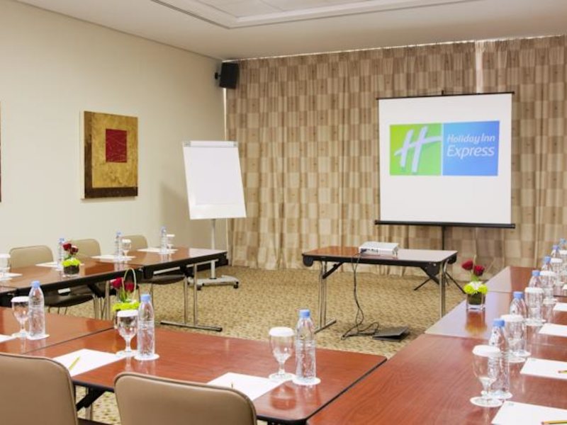 Holiday Inn Express Dubai Internet City  119288