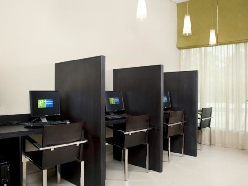 Holiday Inn Express Dubai Safa Park 119309