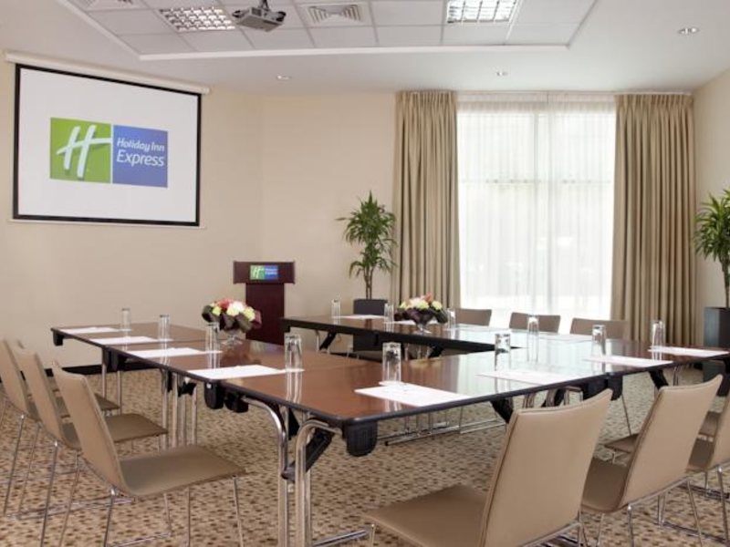 Holiday Inn Express Dubai Safa Park 119310