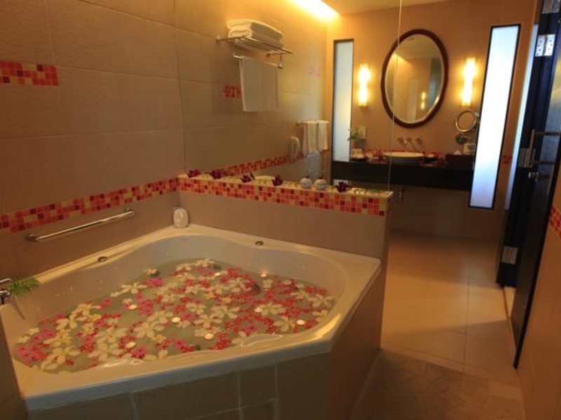 Hulhule Island Hotel 135135