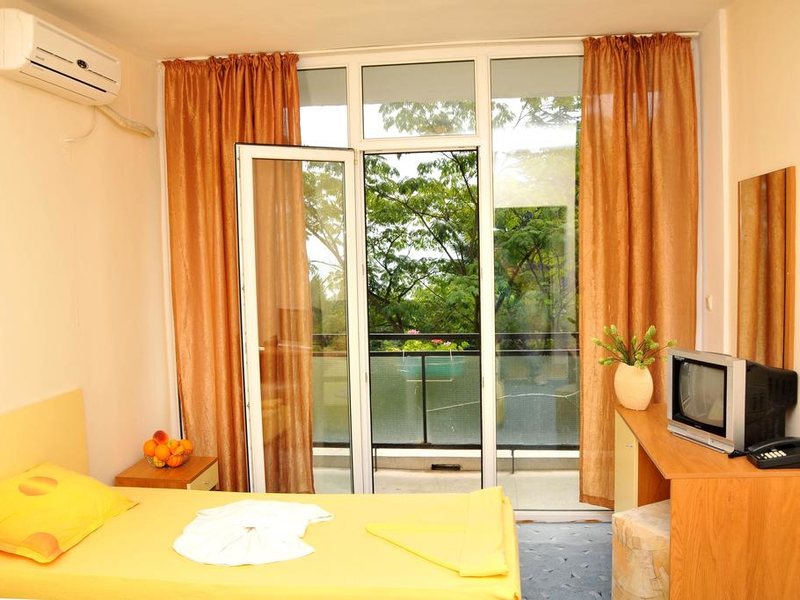 Journalist-Botanical Garden  162745