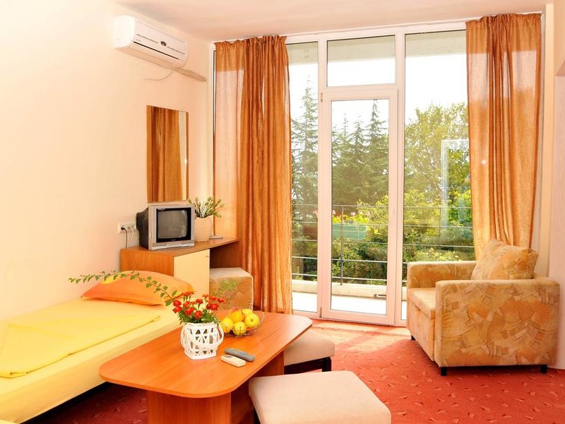 Journalist-Botanical Garden  162747