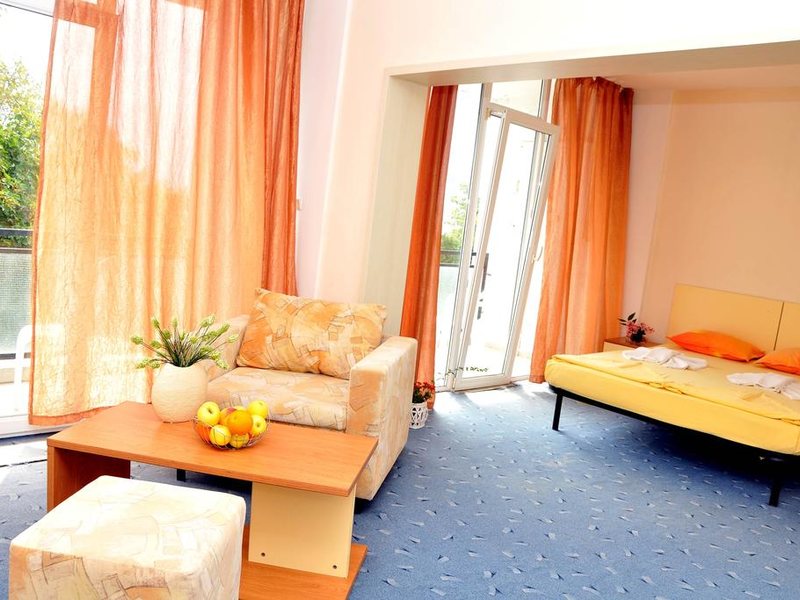 Journalist-Botanical Garden  162748