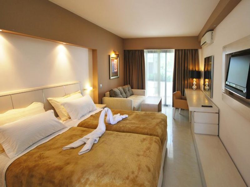 Kamari Beach Hotel 84020