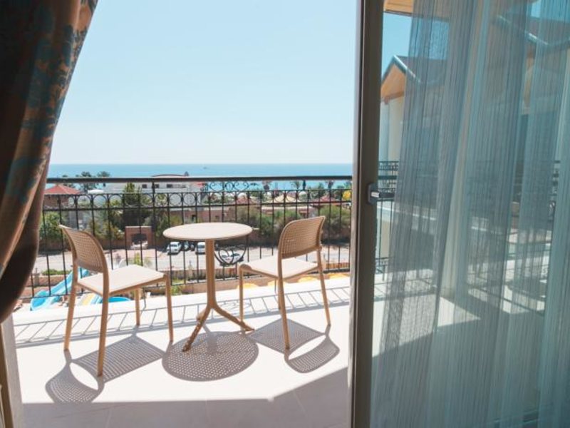 L Oceanica Beach Resort Hotel 93624